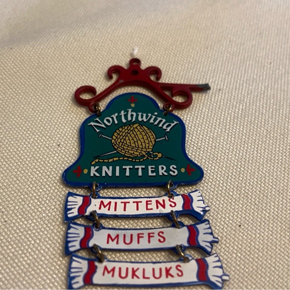 Department 56 Northwind Knitters #56.56751 - Picture 9 of 13